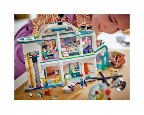 Конструктор LEGO Friends Лікарня в Хартлейк-Сіті 1045 деталей (42621)