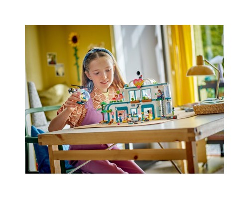 Конструктор LEGO Friends Лікарня в Хартлейк-Сіті 1045 деталей (42621)