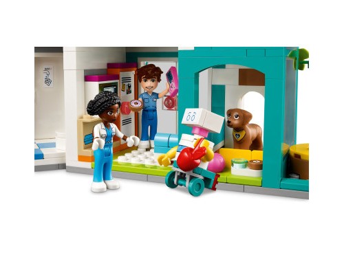 Конструктор LEGO Friends Лікарня в Хартлейк-Сіті 1045 деталей (42621)
