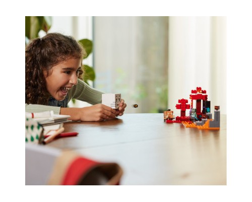 Конструктор LEGO Minecraft Засідка біля порталу в Нижній світ 352 деталей (21255)