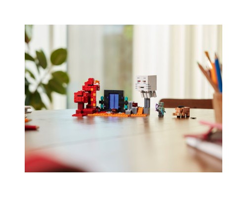 Конструктор LEGO Minecraft Засідка біля порталу в Нижній світ 352 деталей (21255)