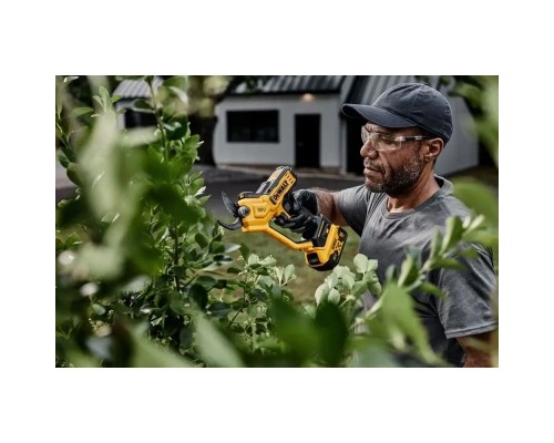 Секатор DeWALT акумуляторний 18В XR Li-lon, діам. гілок 38 мм, вага 3.9 кг (без АКБ та ЗП) (DCMPP568N)