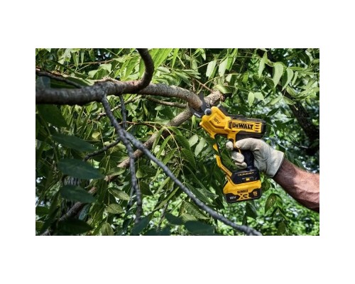 Секатор DeWALT акумуляторний 18В XR Li-lon, діам. гілок 38 мм, вага 3.9 кг (без АКБ та ЗП) (DCMPP568N)