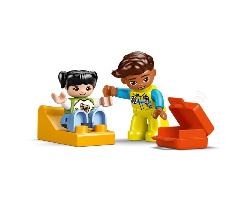 Конструктор LEGO DUPLO Town Швидка допомога та водій (10447)
