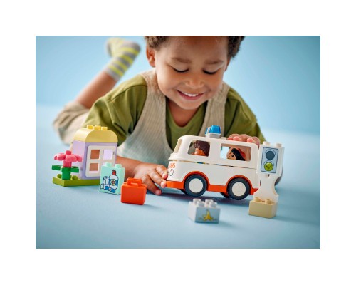 Конструктор LEGO DUPLO Town Швидка допомога та водій (10447)
