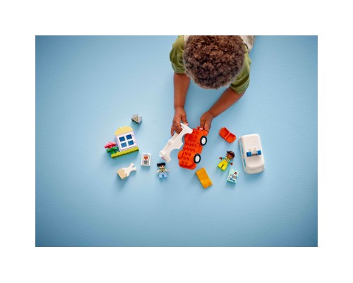 Конструктор LEGO DUPLO Town Швидка допомога та водій (10447)