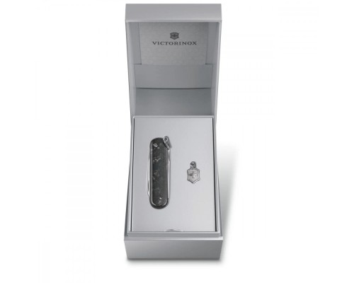 Ніж Victorinox Classic SD Brilliant Carbon + брелок-лого (0.6221.90)