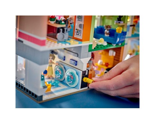 Конструктор LEGO Friends Хартлейк-Сіті. Квартири і крамниці (42670)