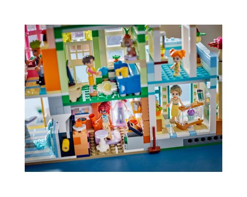 Конструктор LEGO Friends Хартлейк-Сіті. Квартири і крамниці (42670)