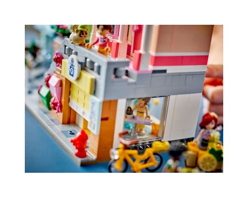 Конструктор LEGO Friends Хартлейк-Сіті. Квартири і крамниці (42670)