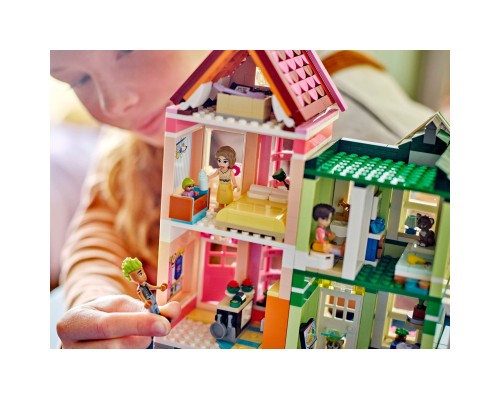 Конструктор LEGO Friends Хартлейк-Сіті. Квартири і крамниці (42670)