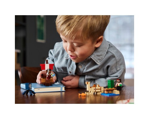 Конструктор LEGO Minecraft Подорож на піратському кораблі (21259-)