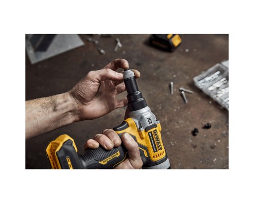 Заклепувальник DeWALT 18 В XR Li-Ion, 20 kN, d.закл.=4.8-6.4 мм (без АКБ та ЗП) (DCF414NT)