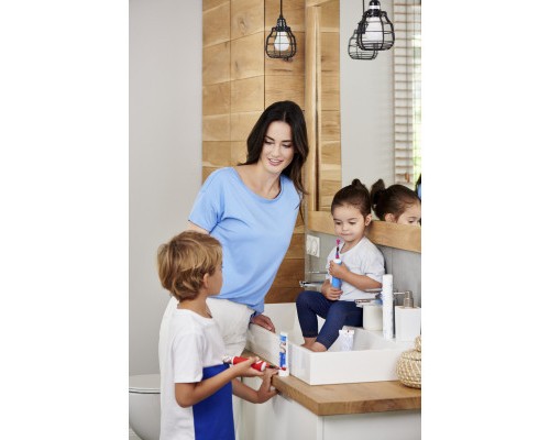 Електрична зубна щітка Oral-B PRO 700 D16.513.1U + D100.410.2K Cars (Family Edition)