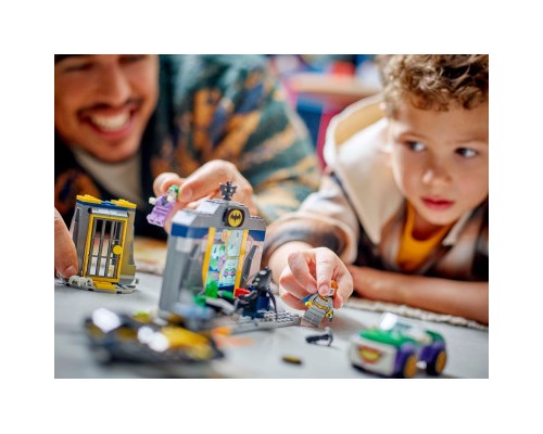 Конструктор LEGO Super Heroes Печера Бетмена з Бетменом, Бетґьорл і Джокером (76272)