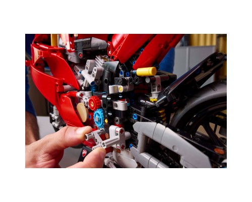 Конструктор LEGO Technic Мотоцикл Ducati Panigale V4 S (42202)