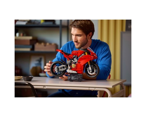 Конструктор LEGO Technic Мотоцикл Ducati Panigale V4 S (42202)
