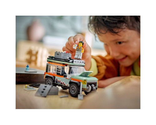 Конструктор LEGO City Позашляхова гірська вантажівка 4x4 (60447)