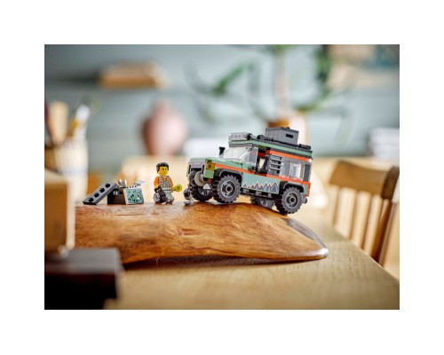 Конструктор LEGO City Позашляхова гірська вантажівка 4x4 (60447)