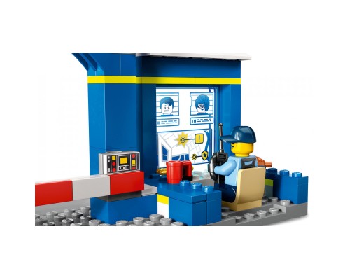 Конструктор LEGO City Переслідування на поліцейській дільниці 172 деталей (60370)