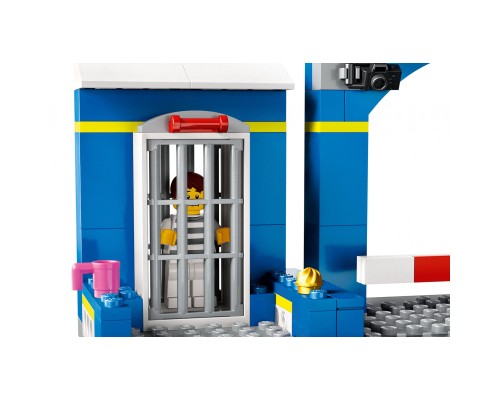 Конструктор LEGO City Переслідування на поліцейській дільниці 172 деталей (60370)