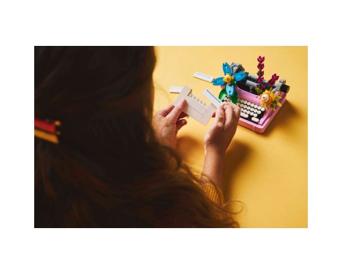 Конструктор LEGO Creator Друкарська машинка з квітами (31169)