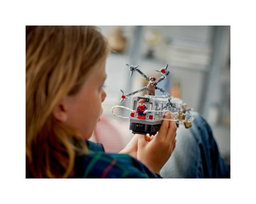 Конструктор LEGO Super Heroes Людина-Павук проти Дока Ока: Сцена в метро (76321)