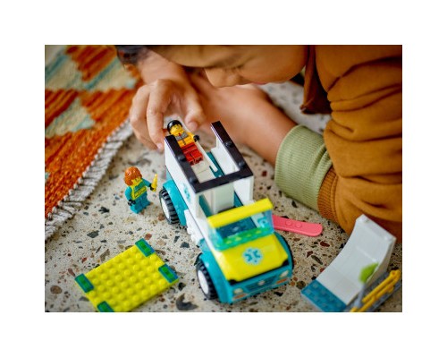 Конструктор LEGO City Карета швидкої допомоги й сноубордист 79 деталей (60403)