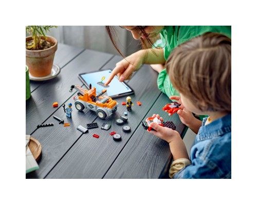 Конструктор LEGO City Евакуатор і ремонт спортивних авто (60435)