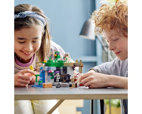Конструктор LEGO Minecraft Підземелля скелетів 364 деталі (21189)