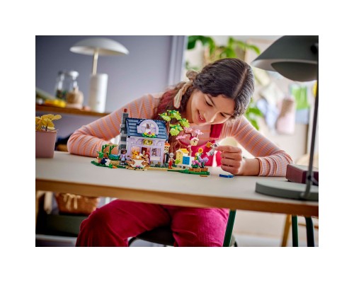 Конструктор LEGO Friends Будиночок і квітник бджолярів (42669)