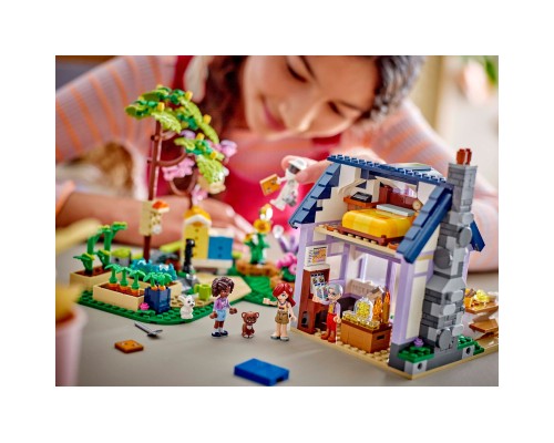 Конструктор LEGO Friends Будиночок і квітник бджолярів (42669)
