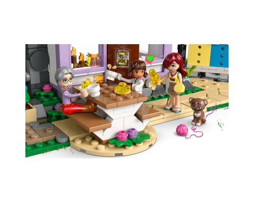 Конструктор LEGO Friends Будиночок і квітник бджолярів (42669)