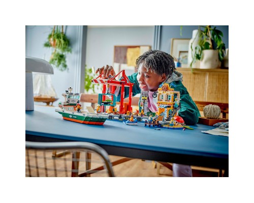 Конструктор LEGO City Морська гавань із вантажним судном (60422)