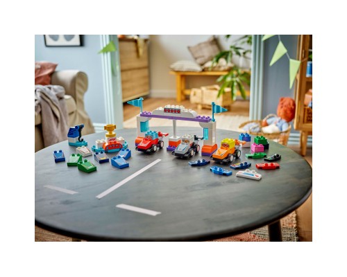 Конструктор LEGO DUPLO Town Автомобілі для перегонів і пілоти команд Формули-1 (10445)