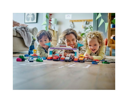 Конструктор LEGO DUPLO Town Автомобілі для перегонів і пілоти команд Формули-1 (10445)